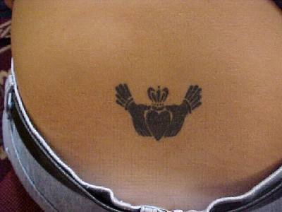 Tatuaje en tinta negra símbolo de la corona