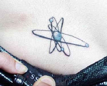 Atom-Symbol Tattoo in Farbe