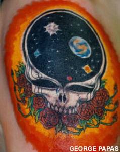 Rosas y calavera con panorama del espacio tatuaje en color