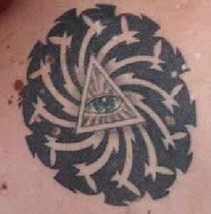 Ojo de Dios en símbolo de pirámide tatuaje en tinta negra