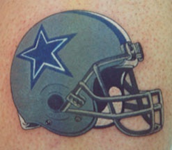 Casco del futbolista tatuaje en tinta azul