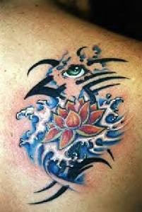 Interesante tatuaje con flor y ojo entre las olas