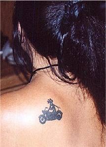Pequeño tatuaje en la espalda chico en la moto