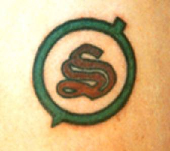 Tatuaje con misterioso símbolo dentro del círculo