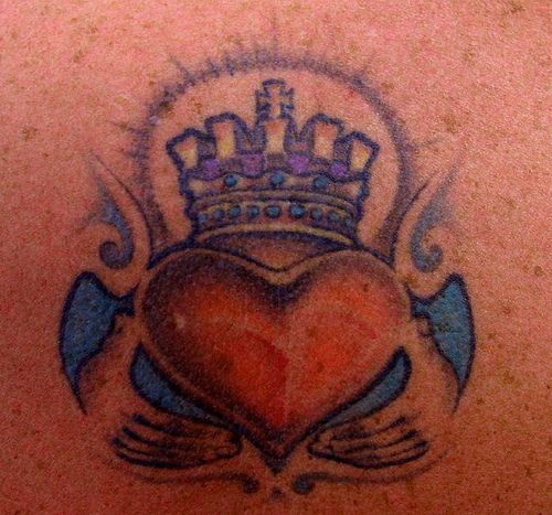 Corazón en corona con las alas tatuaje en color