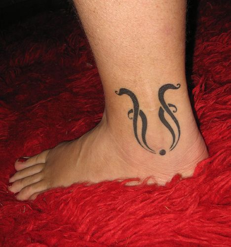 Minimalistisches Tribal schwarze Tinte Tattoo