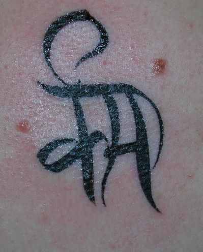 Schwarze Tinte hinduistisches Symbol Tattoo