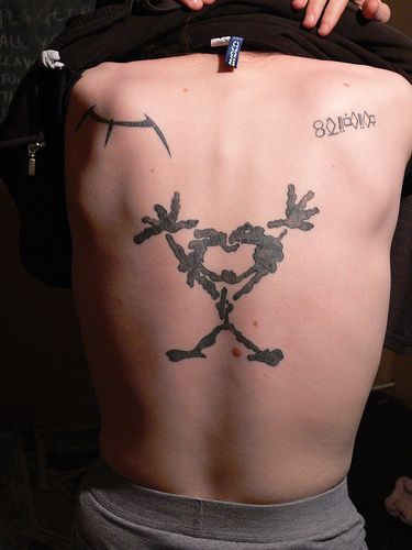 Gran símbolo del hombre tatuaje en la espalda