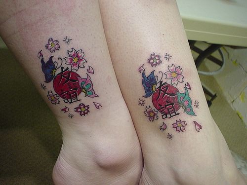 Tatuaje con símbolos y flores estilo chino