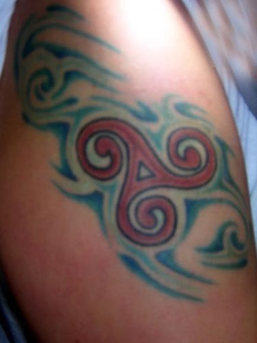 Tatuaje con símbolo de trinidad en color