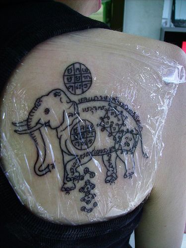 Elefante con símbolos hindú tatuaje en omoplato