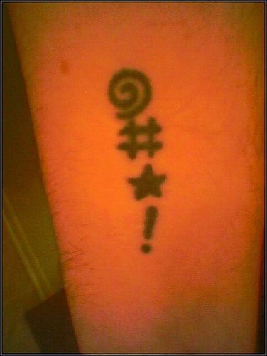 Symboles d&quotinternet, tatouage en encre noire