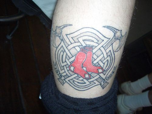 Tatuaje del símbolo céltico con calcetines rojos