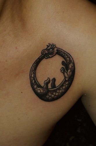 Tatuaje del dragón comiendo su cola