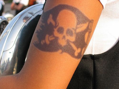 Tatuaje en tinta negra bandera piratesca