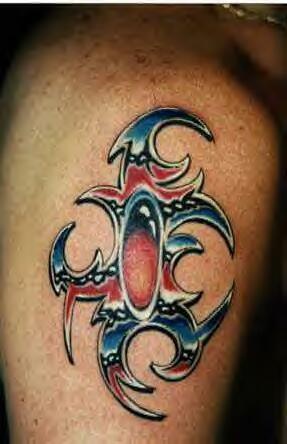 Metallische Texture Tribal Tattoo