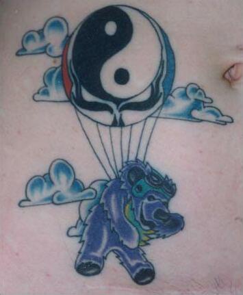 Precioso tatuaje del oso en el globo yin yang