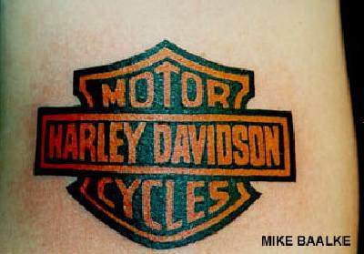 Logo de Harley davidson tatuaje en color