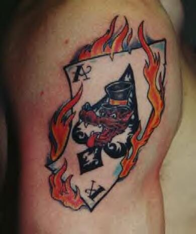 As de picas en llamas tatuaje en color