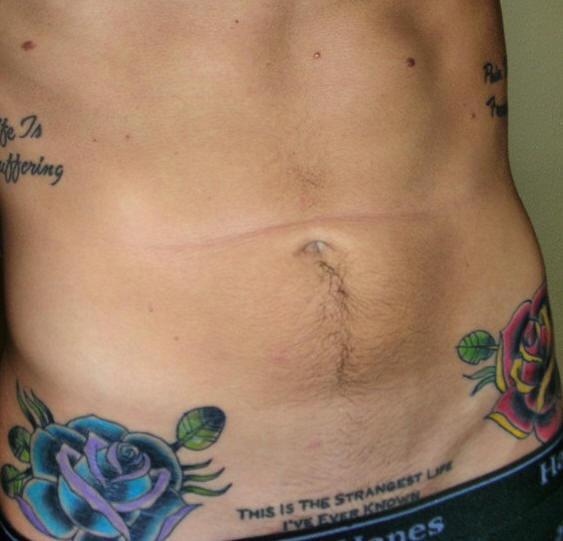 Tatuaje en la cadera, dos rosas a ambos lados
