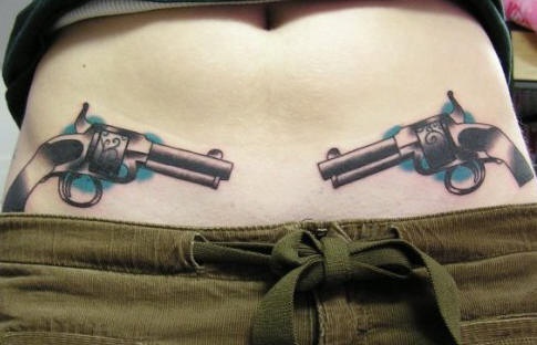Tatuaggio grande colorato sulla pancia due pistole