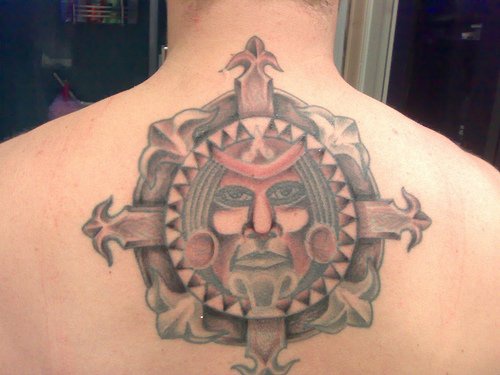 Tattoo mit Gesicht in der Einrahmung Tattoo am oberen Rücken