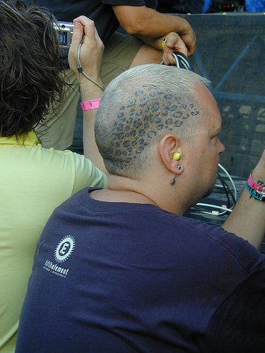 Tatuaje en la cabeza, manchas de leopardo