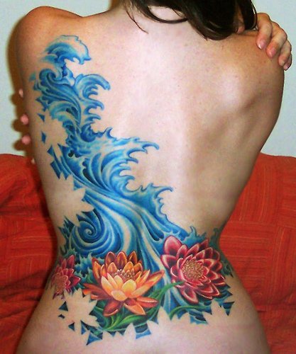 Tatuaggio impressionante sulla schienai i loti colorati & la onda