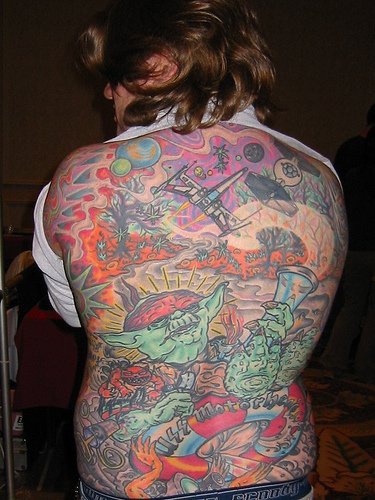 el tatuaje detallado en estilo de &quotstar wars" hecho en color por toda la espalda