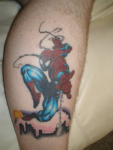 el tatuaje del hombre araña hecho en la pierna