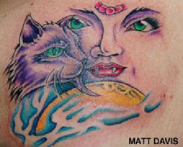 el tatuaje de una mujer vampiro con un gato hecho en colores diferentes