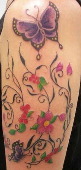 Rebe-Tattoo von Blumen und Schmetterlingen