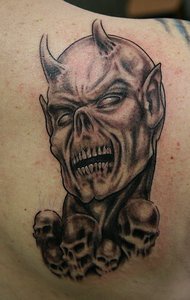 Demone con corni tatuaggio nero