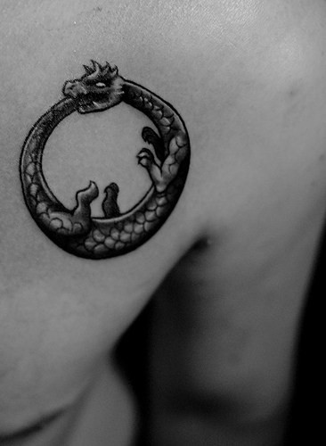Le tatouage de Uroboros symbol de l&quotinfini