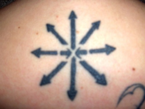 Tatuaje original de varias flechas negras