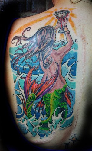 Tatuaggio bellissimo sulla schiena la sirena & le onde & il sole