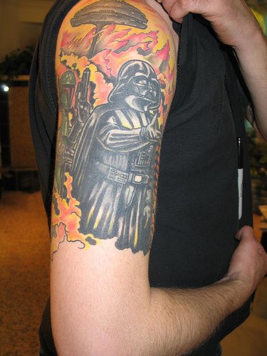 El tatuaje de Darth Vader de &quotstar wars"  hecho en el hombro