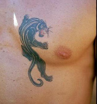el tatuaje de una pantera negra hecho en el pecho