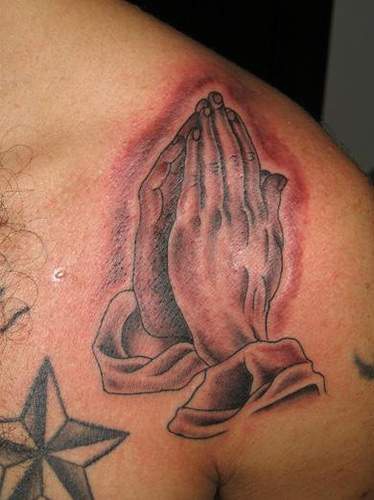 el tatuaje de las manos orantes