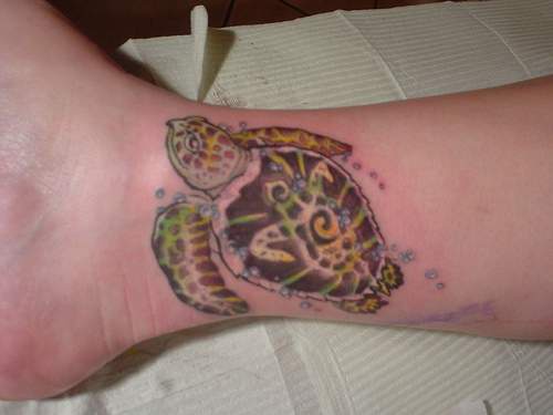 Farbiges tattoo mit Schildkröte am Bein