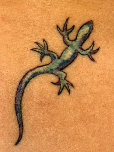 El tatuaje chico de una lagartija de color azul