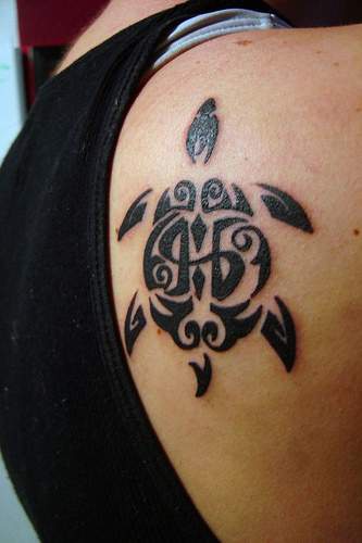 Schwarzes tribal Tattoo der Schildkröte am Schulterblatt