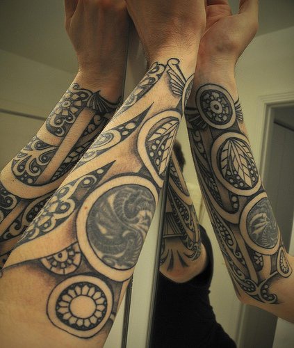 Cercles le tatouage sur le bras désigné