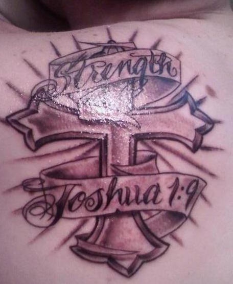 Tatuaje en hombro con cruz, cinta y una inscripción &quotstrength", &quotjoshua 1:9"