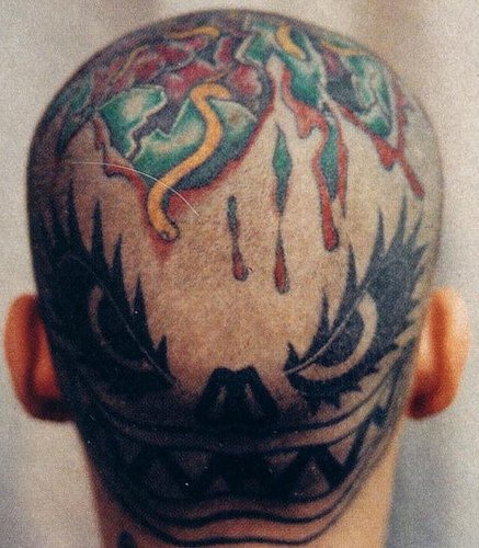 La faccia colorata spaventosa tatuata sulla testa