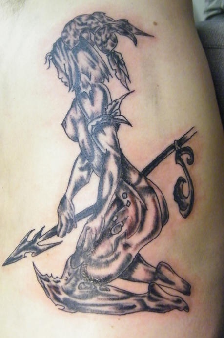 Tatuaggio non colorato sul fianco la guerriera che sta in ginocchio