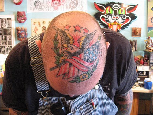 Le drapeau de l&quotUS avec un aigle le tatouage sur la tête