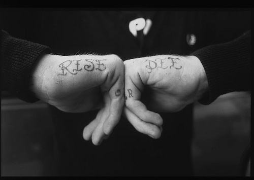 Tatuaje en la mano, sube o muere, letra itálica