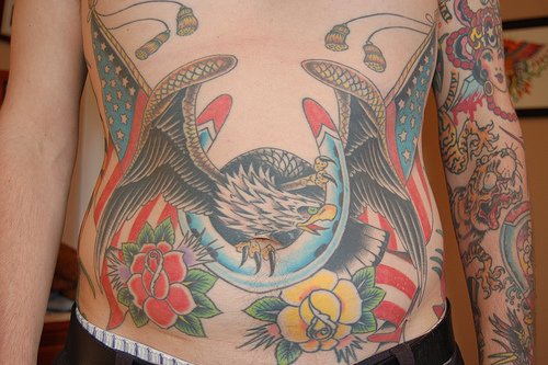 Gran tatuaje en vientre con águila, flores y bandera de EEUU