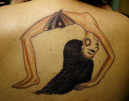 Tatuaggio sulla schiena la ragazza egiziana che fa la posizione del ponte